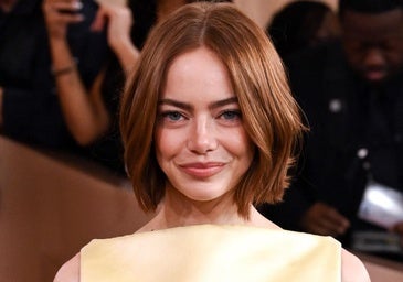 El corte bob de Emma Stone en los Globos de Oro: por qué su cabello creció tan rápido